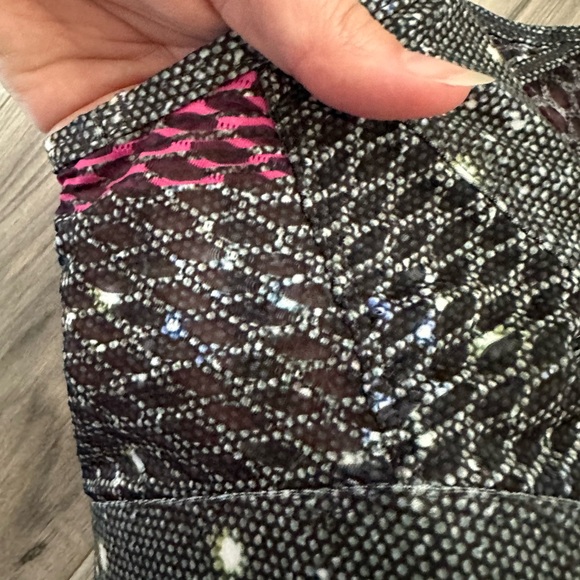 Peloton Girls Night Out High Neck Sports Bra in Green and Pink Size Large - Picture 3 of 6